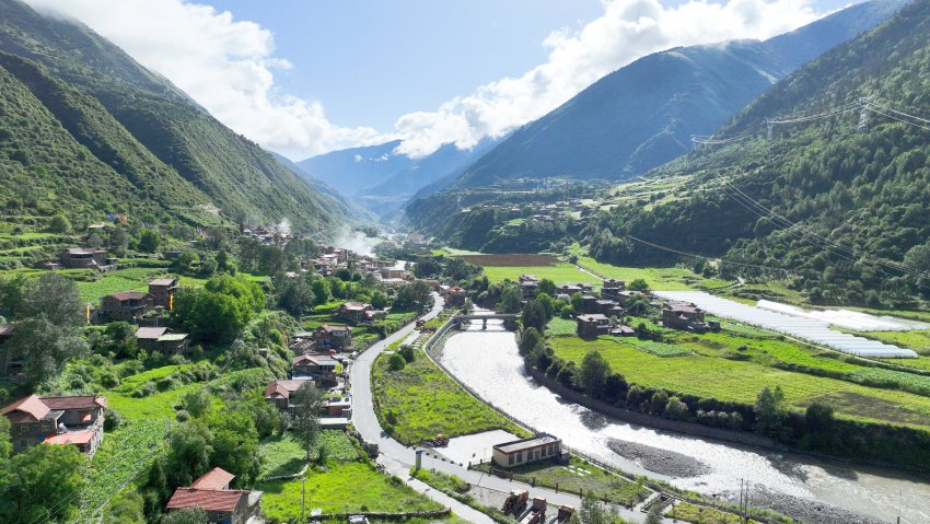 改善民生福祉，積極參與地方基礎設施建設，華電對口幫扶的金川縣英布汝村在陽光下閃閃發光，煥發新顏。牟柯宇攝