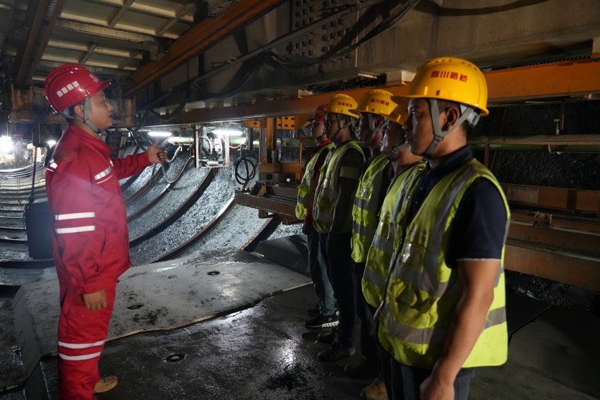 四川路橋集團公路隧道分公司西香高速TJ5項目平導洞組織以工代賑人員TBM實操培訓。蜀道集團供圖