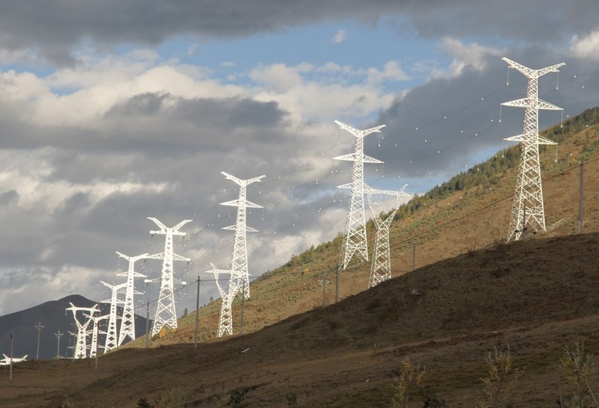 四川能投集團建設運營德格電網，結束德格縣電網孤網運行的歷史。四川能投集團供圖