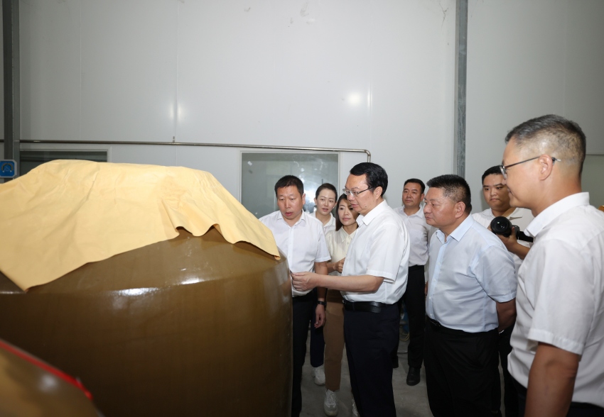 五糧液集團（股份）公司黨委書記、董事長曾從欽一行前往越西縣調研。詹鑫攝