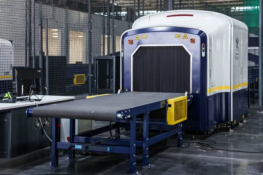 成都天府國際機場快件中心出港貨物上線查驗。受訪者供圖