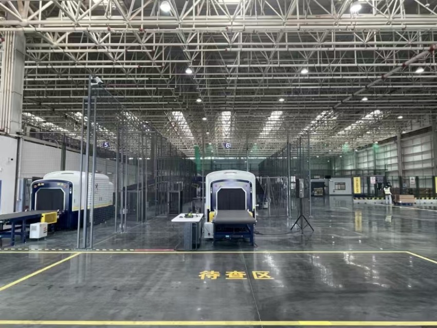 成都天府國際機場快件中心出港貨物上線查驗。受訪者供圖