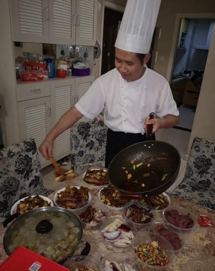 喻學建廚房忙活。受訪者供圖