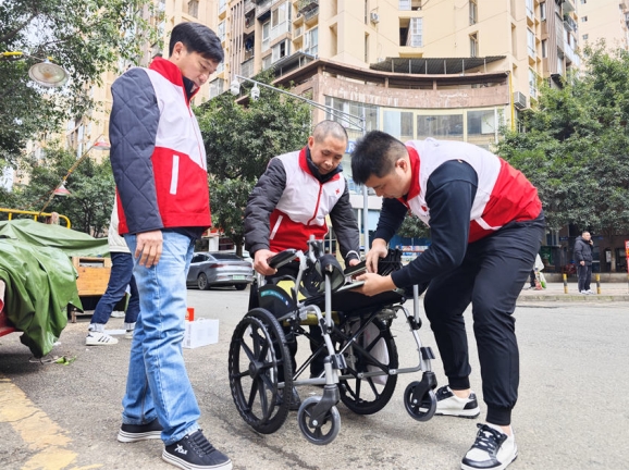 喻學建和志愿者為老人送來新輪椅。成都小義愛心公益服務中心供圖