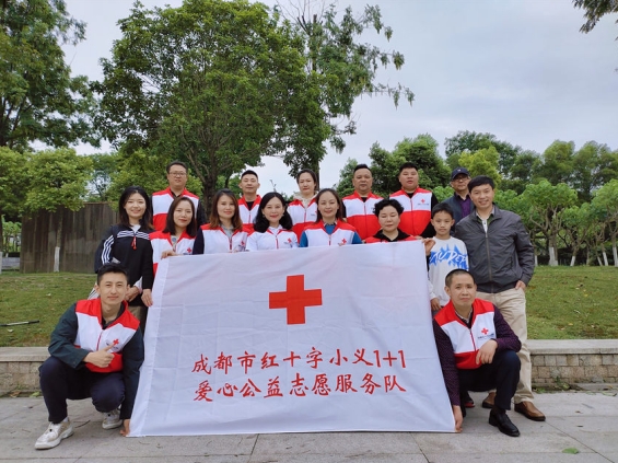 喻學建與志愿者們活動現場合照。成都小義愛心公益服務中心供圖