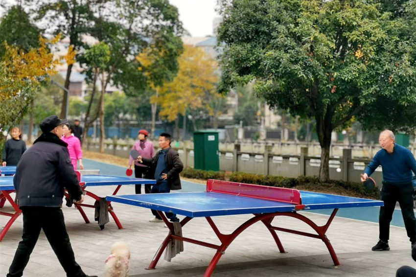 居民在改造后的步道旁打乒乓球。受訪者供圖