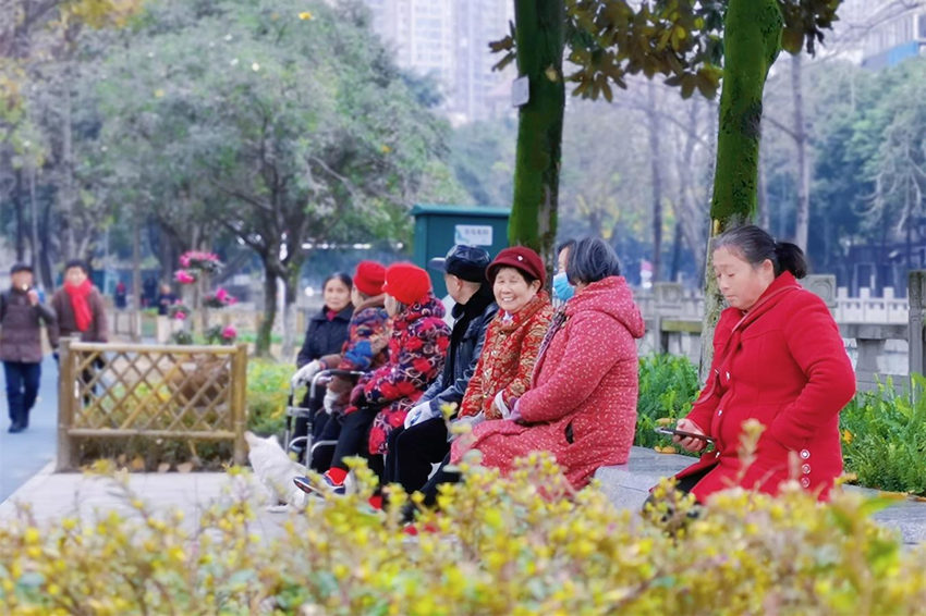 居民坐著改造后的步道旁曬太陽。受訪者供圖