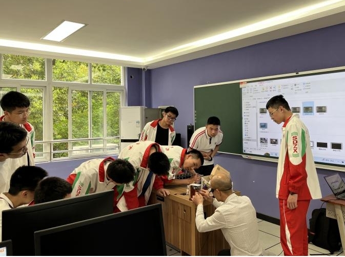 屈川和學生們在一起做實驗。受訪者供圖