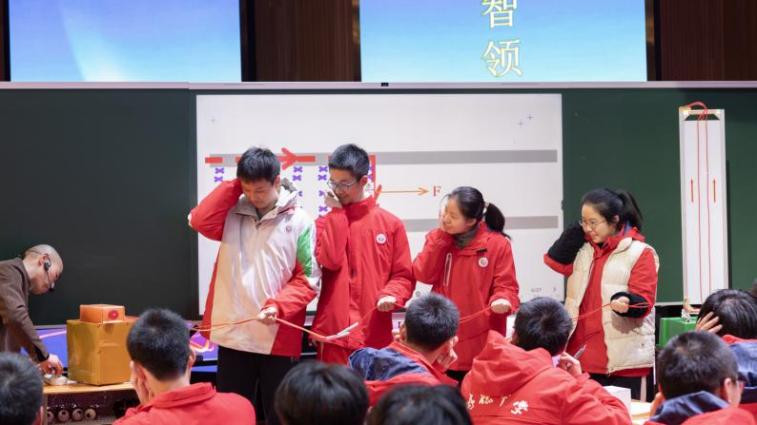 屈川帶學生進行“感受安培力”創新實驗課。成都樹德中學供圖