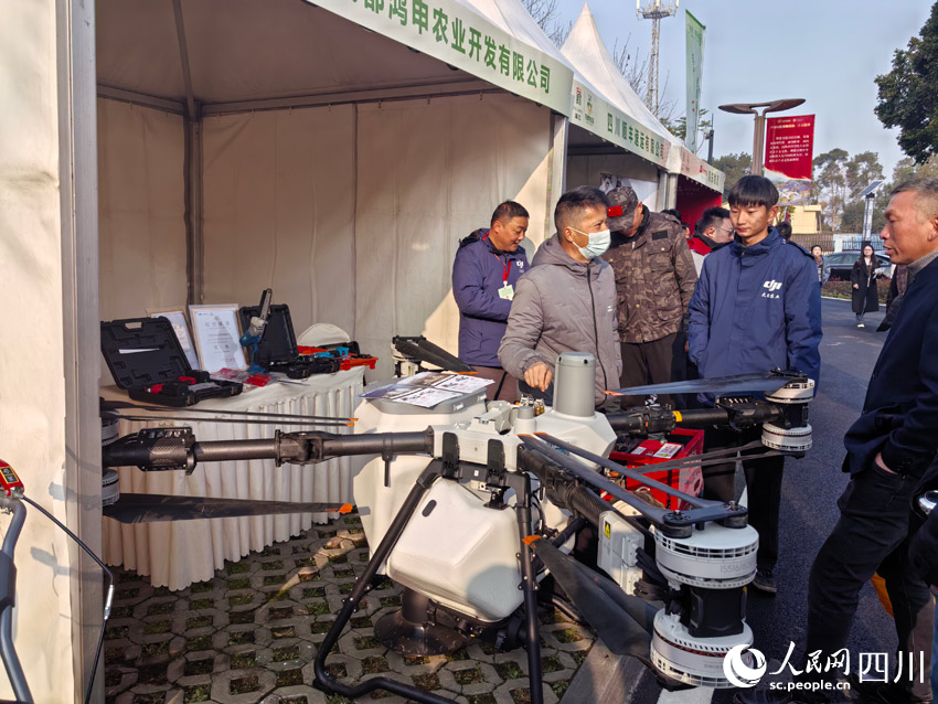 現場展示的現代化農業裝備。人民網記者 劉海天攝