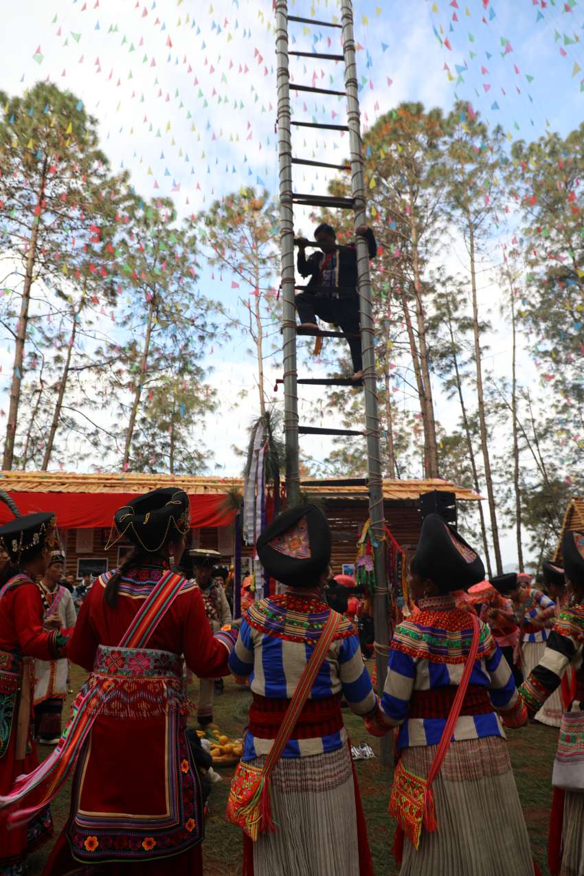 傈僳族表演者空拳赤腳表演“刀山”。德昌縣委宣傳部供圖