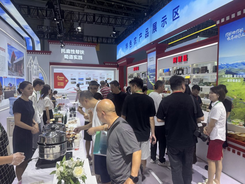 蜀道集團創新“大宗單品直采直供”消費幫扶模式，助力擦亮“阿壩的阿壩 最厚的凈土”特色農產品品牌。四川省國資委供圖