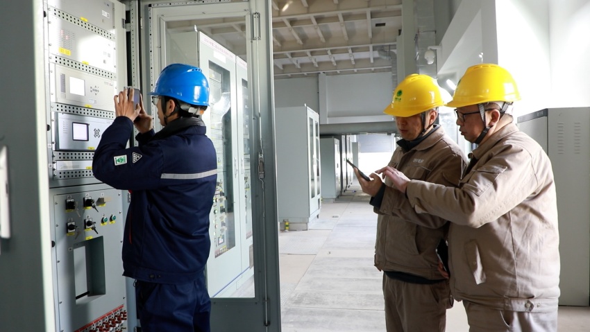 員工正在檢查設備。國網達州供電公司供圖