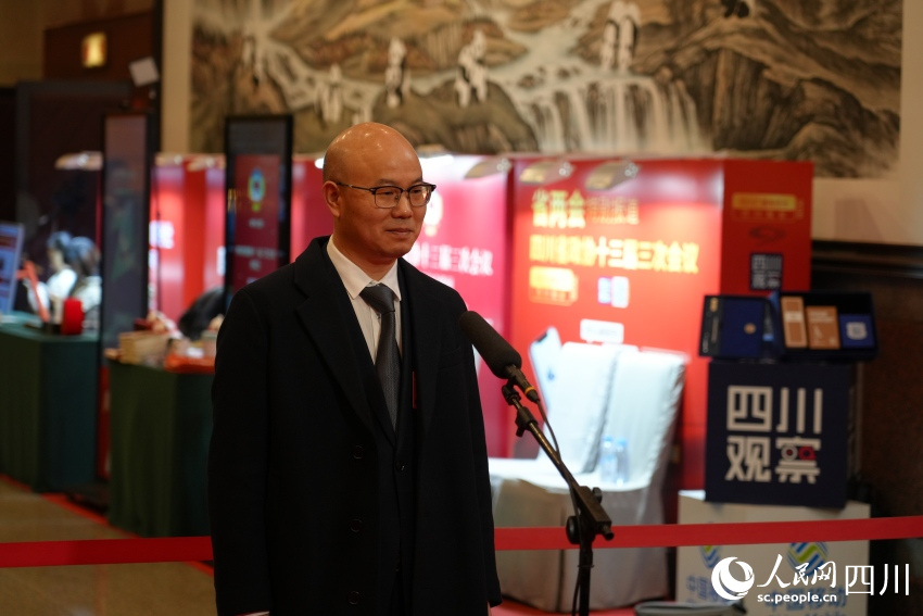 毛中根委員亮相首場“委員通道”。人民網記者 李平攝