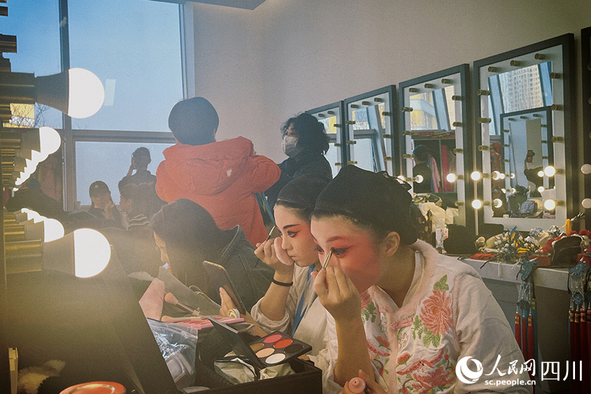 活動開始前，演員在后臺準備。人民網記者 郭瑩攝