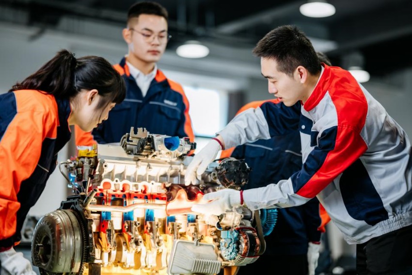 專業課程——汽車構造實習。吉利學院供圖