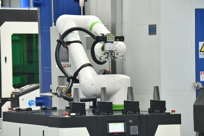 國內首個燃機智慧制造基地2024年7月在東方汽輪機有限公司投用。人民日報客戶端供圖