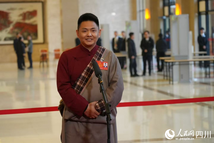省人大代表、川藏登山隊隊長王平亮相“代表通道”。人民網記者 李平攝