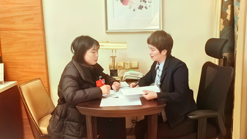 兩位代表連夜討論群眾鍛煉問題建議內容。汪國義攝