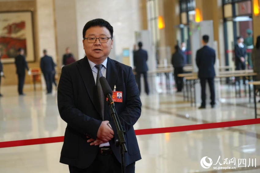 省人大代表李軍亮相“代表通道”。人民網記者 李平攝