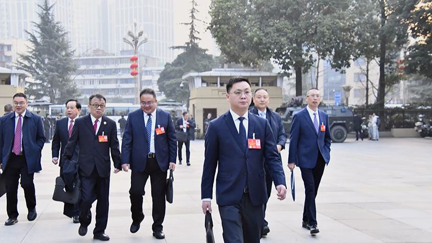 四川省十四屆人大四次會議開幕前，代表們步入會場