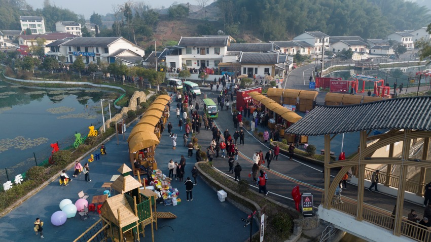 早上八點迎來第一批“趕村游客的廣子村。程一凡攝