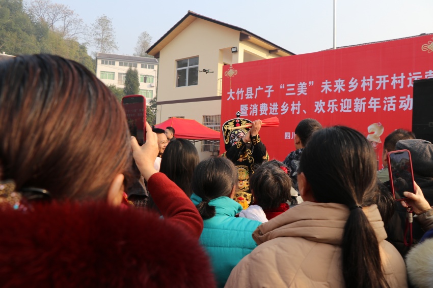 “趕村”現場藝人展示川劇變臉技藝。曹芮銘攝