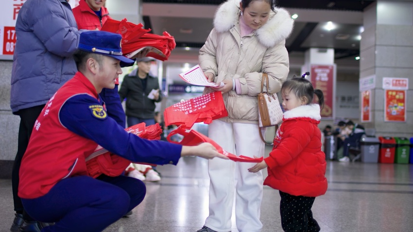 消防宣傳員向過往旅客發放消防安全知識 傳單。達州市消防救援支隊供圖