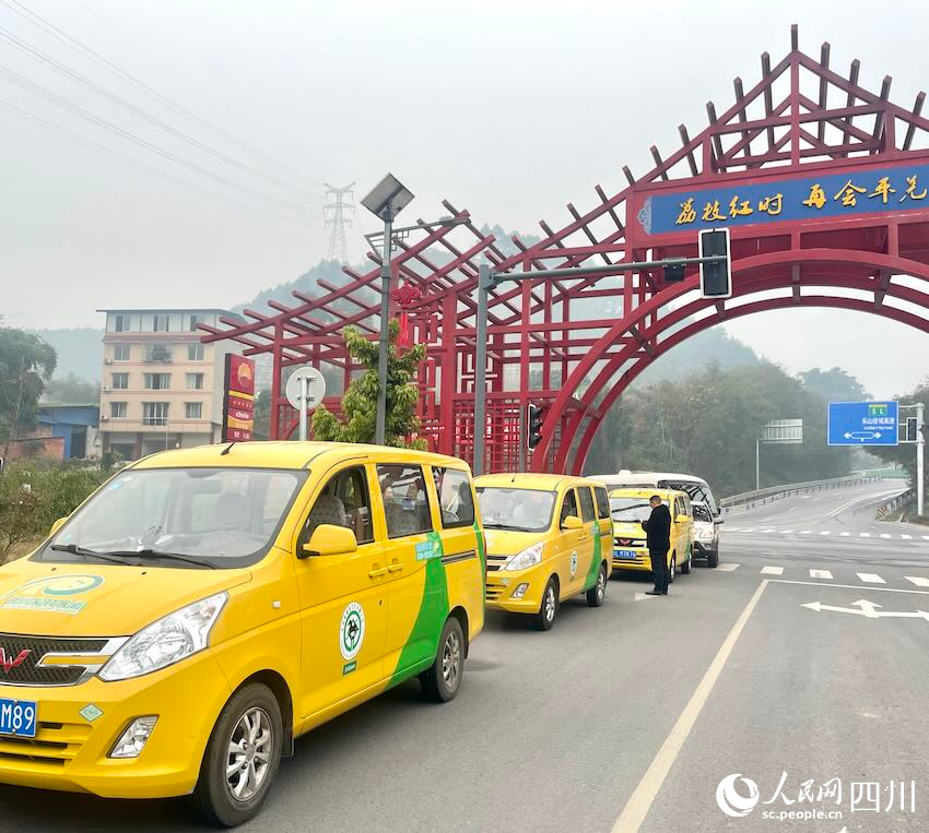 停在路邊的金通工程鄉村客運車輛。人民網記者 郭瑩攝