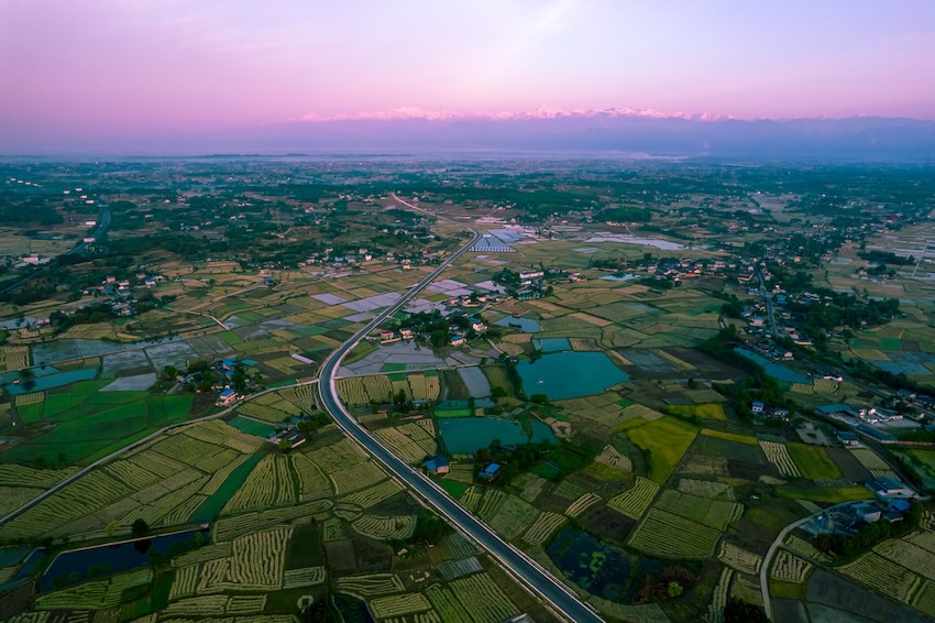 縱貫沃野田間的農村路。四川省交通運輸廳供圖