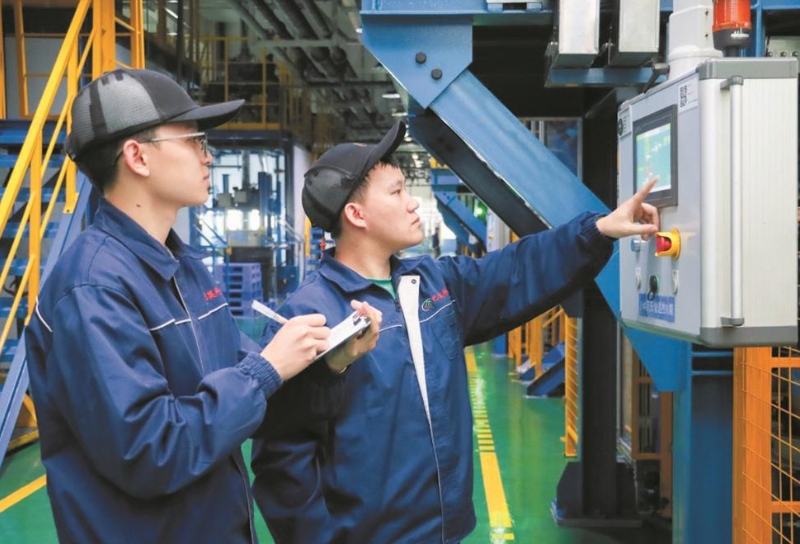 聯幫微波通信公司，工作人員對產品進行調試。成都日報供圖