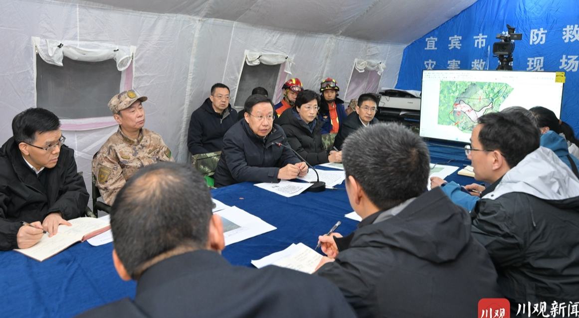 王曉暉施小琳趕赴宜賓市筠連縣山體滑坡災害現場指揮處置救援。