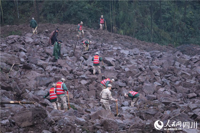 2月9日，武警四川總隊宜賓支隊官兵在金坪村二組展開搜救工作。陽建攝