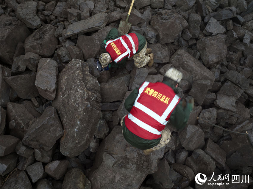 2月9日，武警四川總隊宜賓支隊官兵在金坪村二組山體滑坡處開展搜救工作。鄭磊攝