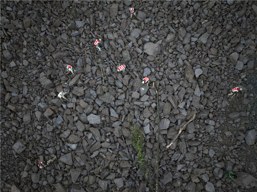 2月9日，2月9日，武警四川總隊宜賓支隊官兵在金坪村二組展開搜救工作。鄭磊攝