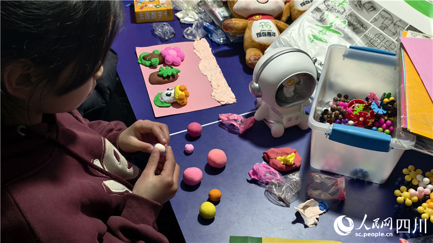 孩子們聚在一起玩耍。人民網 趙祖樂攝