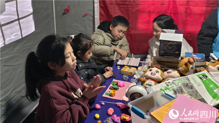 孩子們聚在一起玩耍。人民網 趙祖樂攝