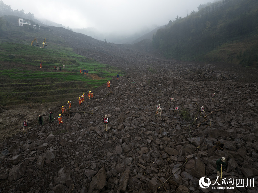 武警四川總隊宜賓支隊官兵和相關救援力量協同展開搜救工作。覃啟攝