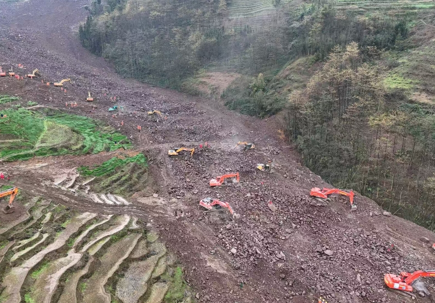 大型救援裝備正在進行救援工作。中國安能供圖