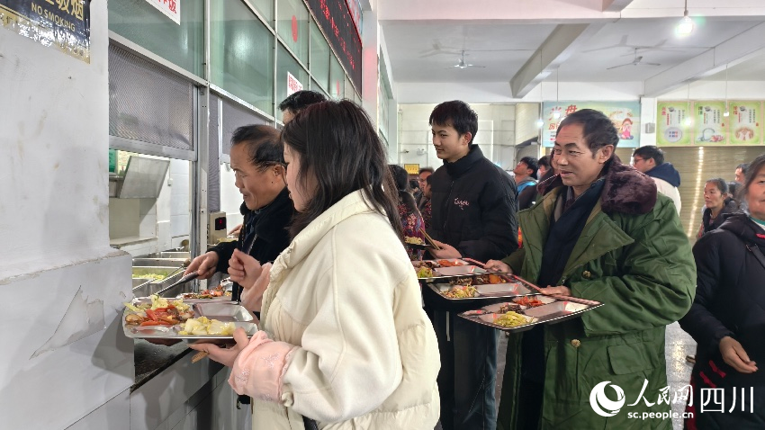安置點的村民排隊就餐。人民網 趙祖樂攝