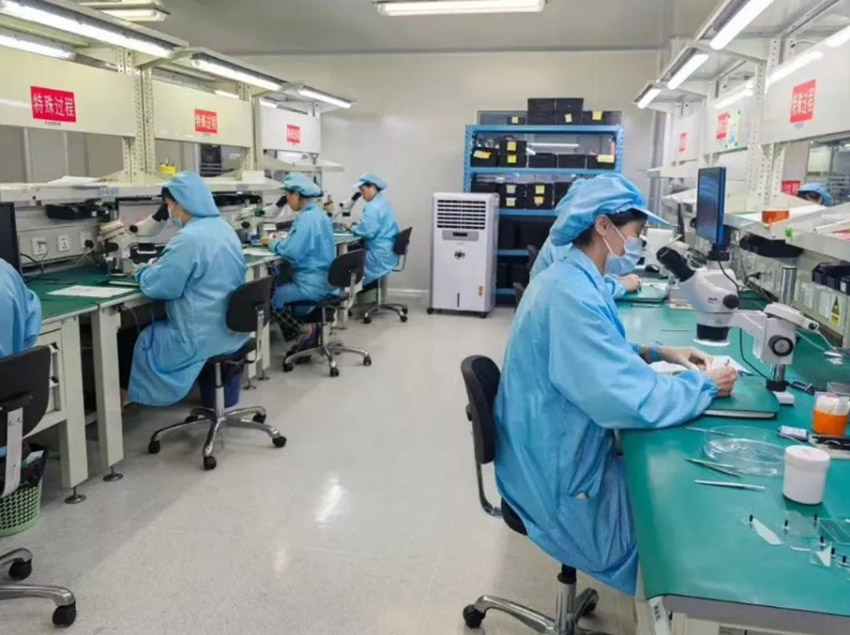 成都聯幫微波通信工程有限公司工作人員緊張有序地操控著儀器。成都市經信局市新經濟委供圖