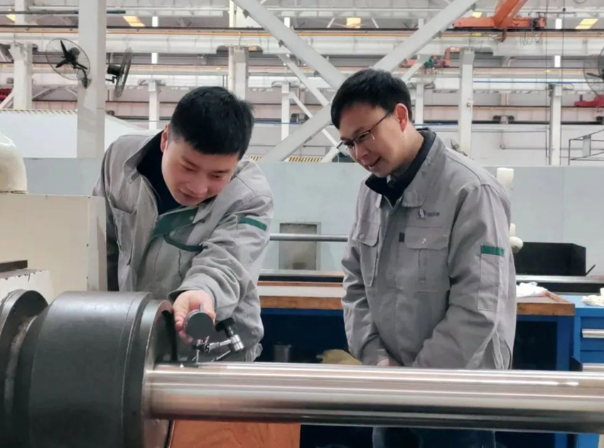 四川華都核設備制造有限公司生產車間，工人們正加工零件。成都市經信局市新經濟委供圖