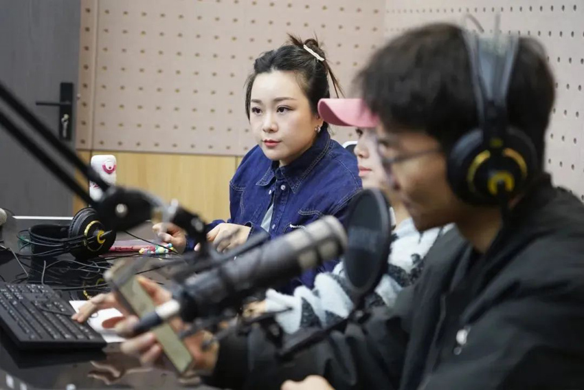 呂艷婷老師為配音提高班學生授課。川影供圖