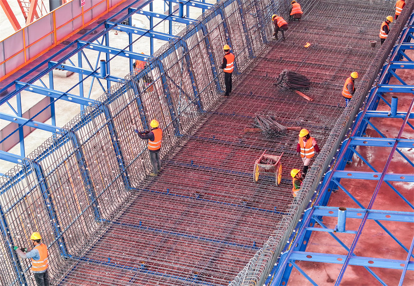 施工人員在西渝高鐵四川省廣安華鎣市境內的廣安東站制梁場，綁扎澆筑用的箱梁底腹板鋼筋。邱海鷹攝