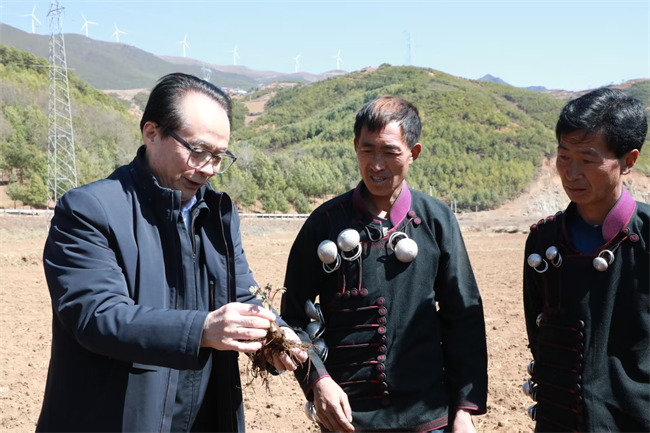 全國人大代表耿福能深入田間地頭調研。好醫生集團供圖