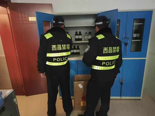 工作人員對化學品企業進行排查。西昌市公安局供圖