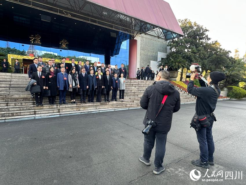 委員們在會場前合影。人民網記者 王波攝
