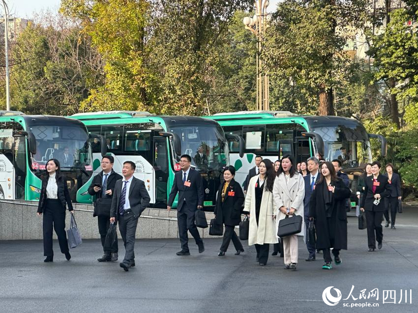 委員們步入會場。人民網記者 王波攝