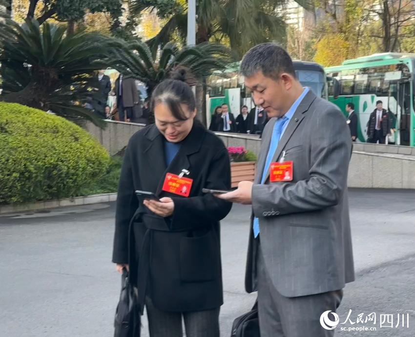 開幕前，委員們在會場外交流。人民網記者 王波攝