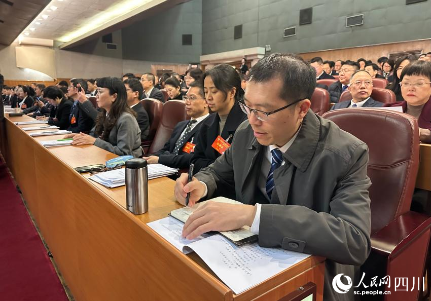 2月25日，成都市政協十六屆三次會議在金牛賓館開幕。人民網記者 王波攝